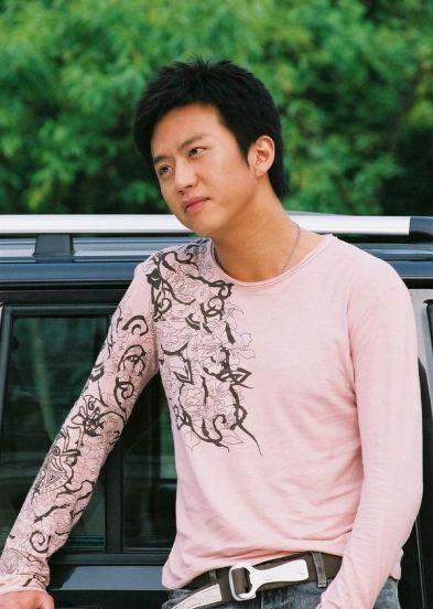 最新爆料男星是谁啊图片,最新爆料，这位男星成焦点！